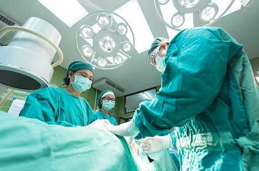 chirurghi intorno ad un paziente su un tavolo operatorio